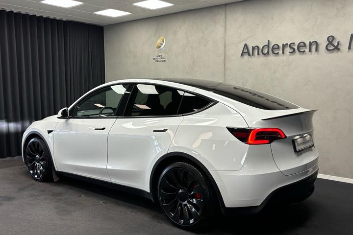 Hvid Tesla Model Y fra 2022
