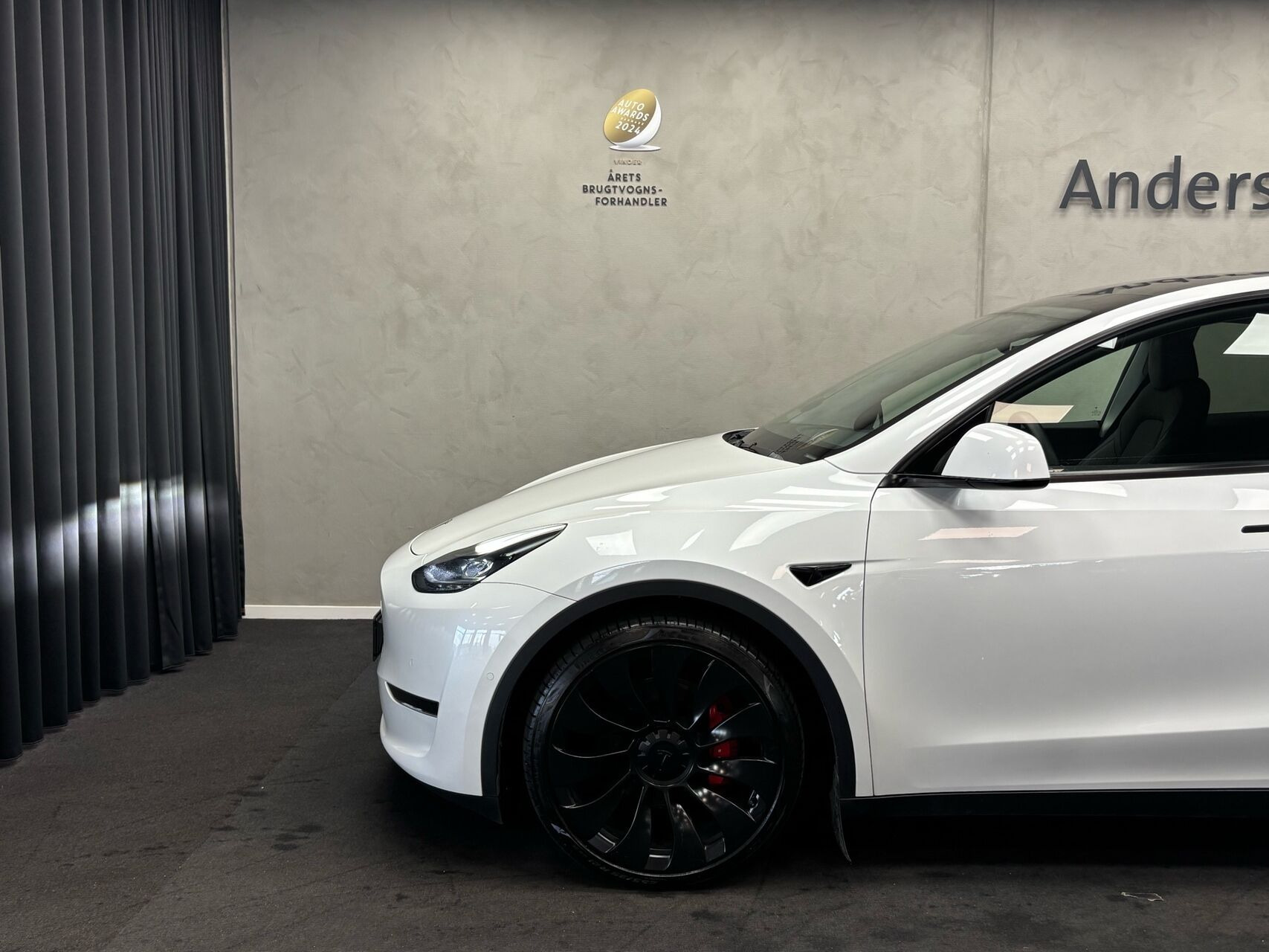 Hvid Tesla Model Y fra 2022