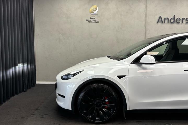 Hvid Tesla Model Y fra 2022