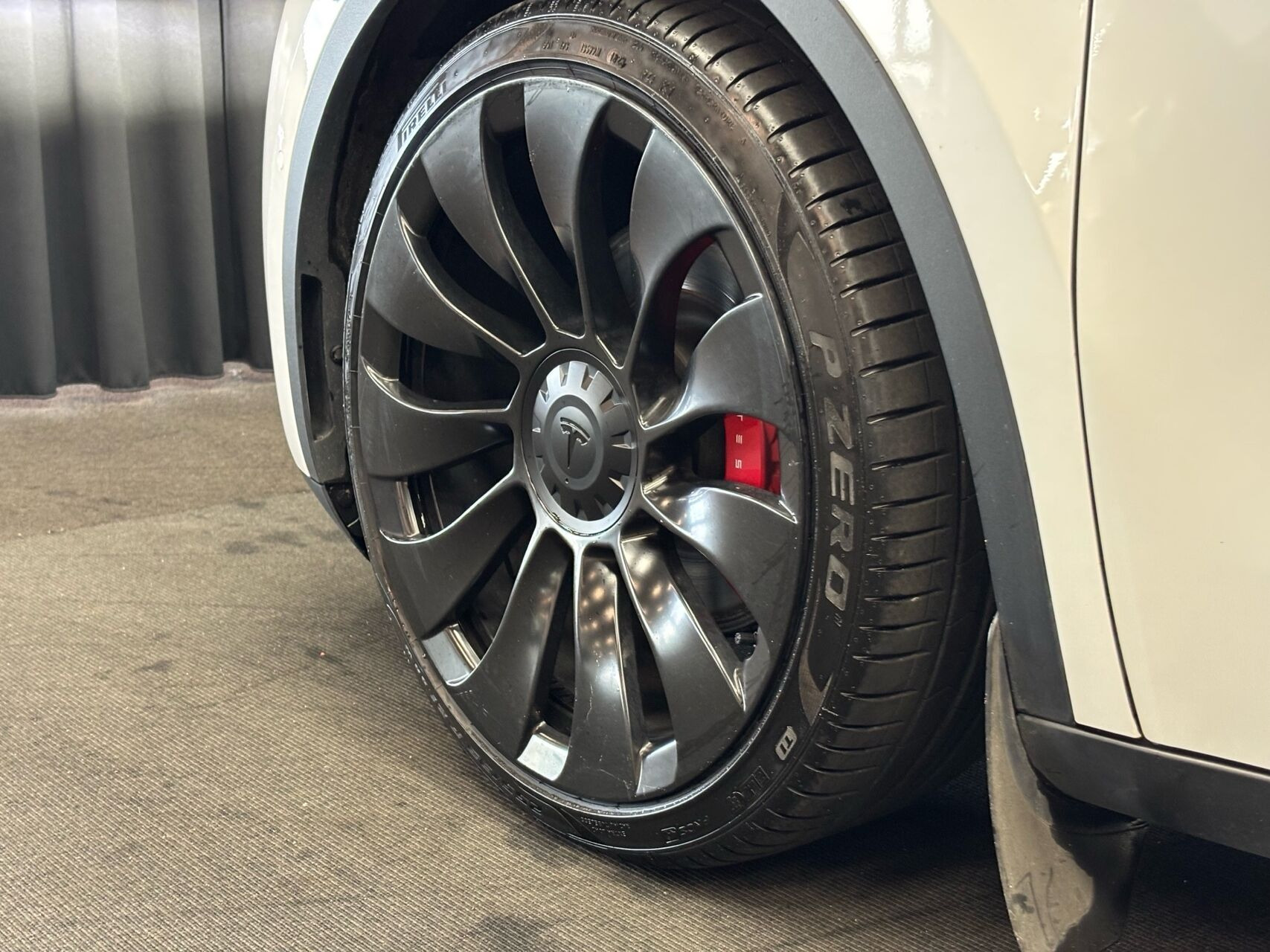 Hvid Tesla Model Y fra 2022