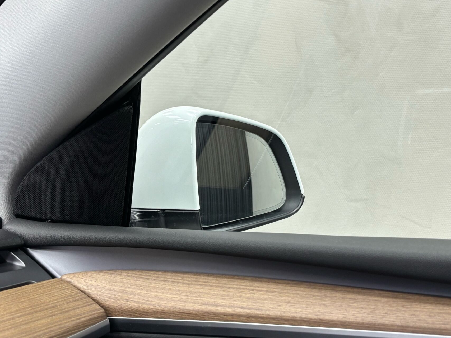 Hvid Tesla Model Y fra 2022