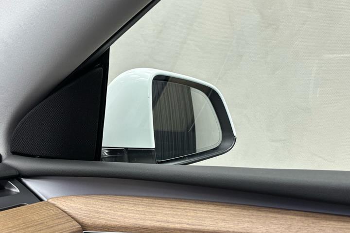 Hvid Tesla Model Y fra 2022