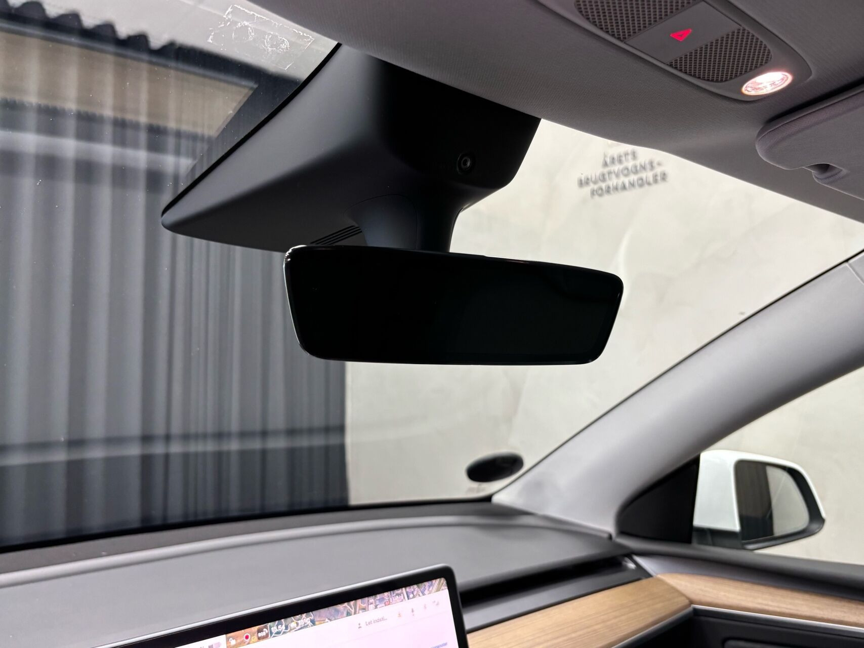 Hvid Tesla Model Y fra 2022