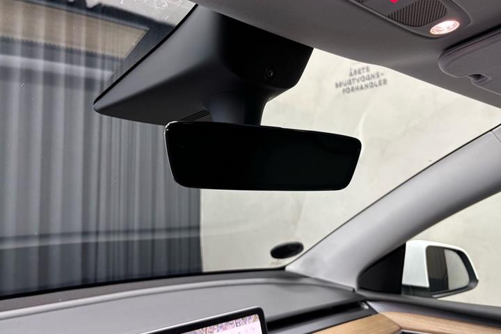 Hvid Tesla Model Y fra 2022