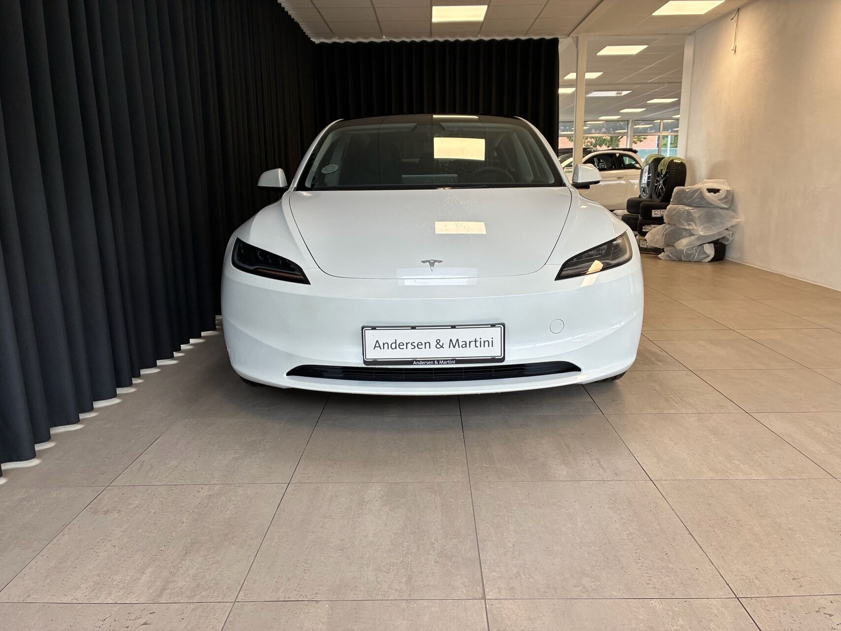 Hvid Tesla Model 3 fra 2023