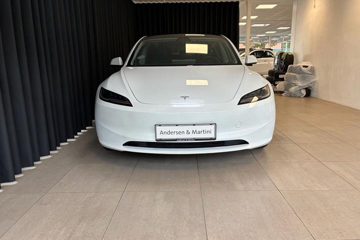 Hvid Tesla Model 3 fra 2023