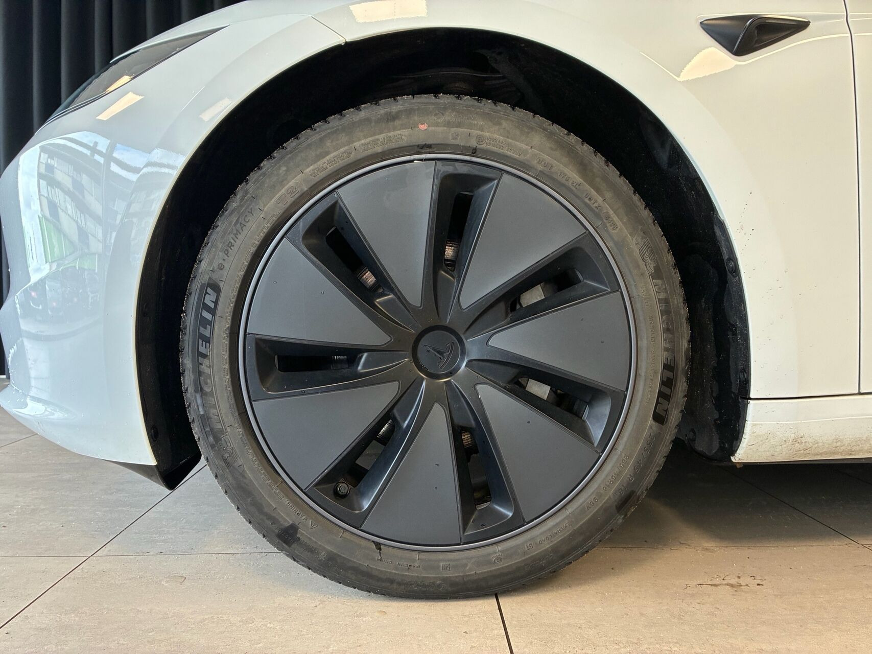 Hvid Tesla Model 3 fra 2023