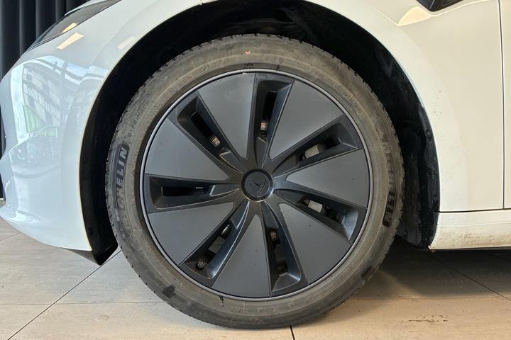 Hvid Tesla Model 3 fra 2023
