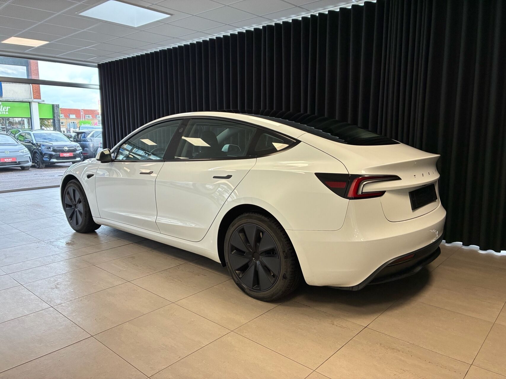 Hvid Tesla Model 3 fra 2023