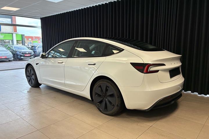 Hvid Tesla Model 3 fra 2023
