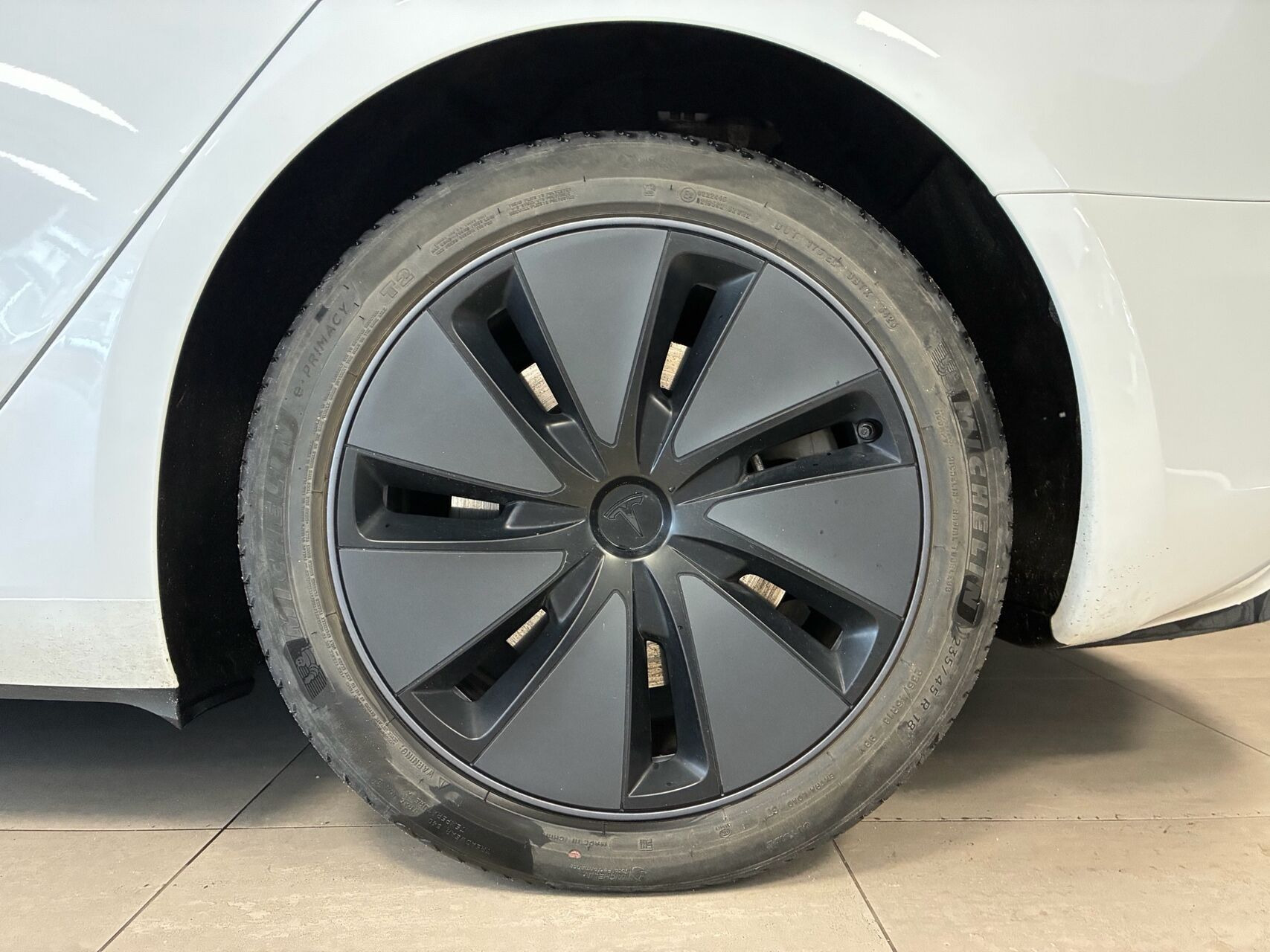 Hvid Tesla Model 3 fra 2023