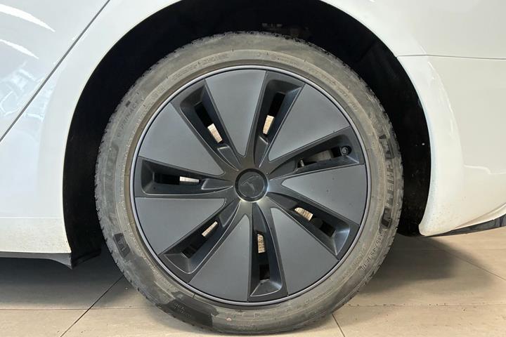 Hvid Tesla Model 3 fra 2023
