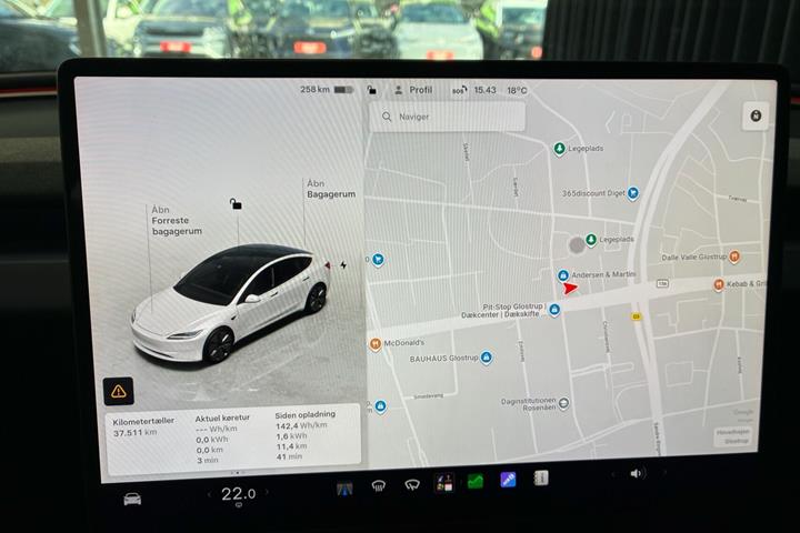 Hvid Tesla Model 3 fra 2023
