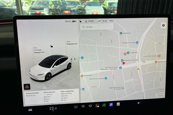 Hvid Tesla Model 3 fra 2023