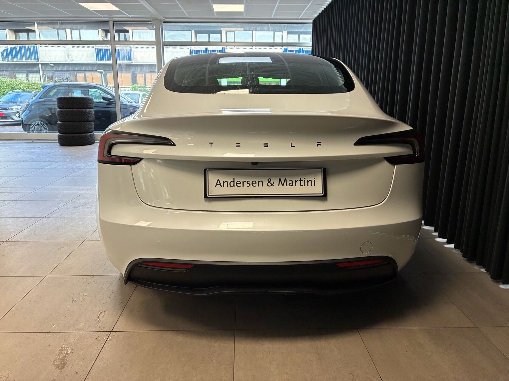 Hvid Tesla Model 3 fra 2023