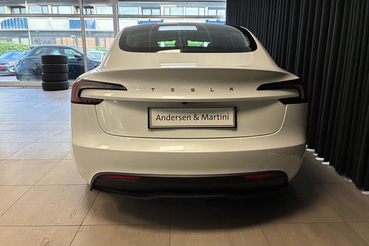 Hvid Tesla Model 3 fra 2023