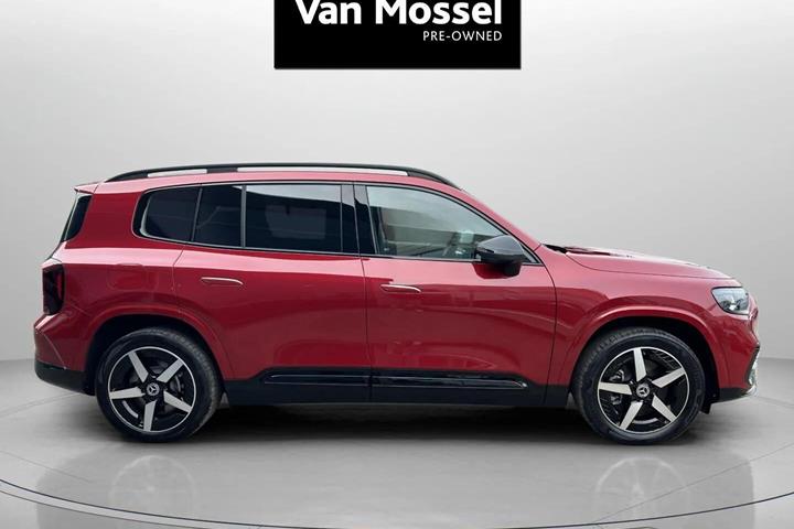 Rød Mercedes GLB250+ fra 2026