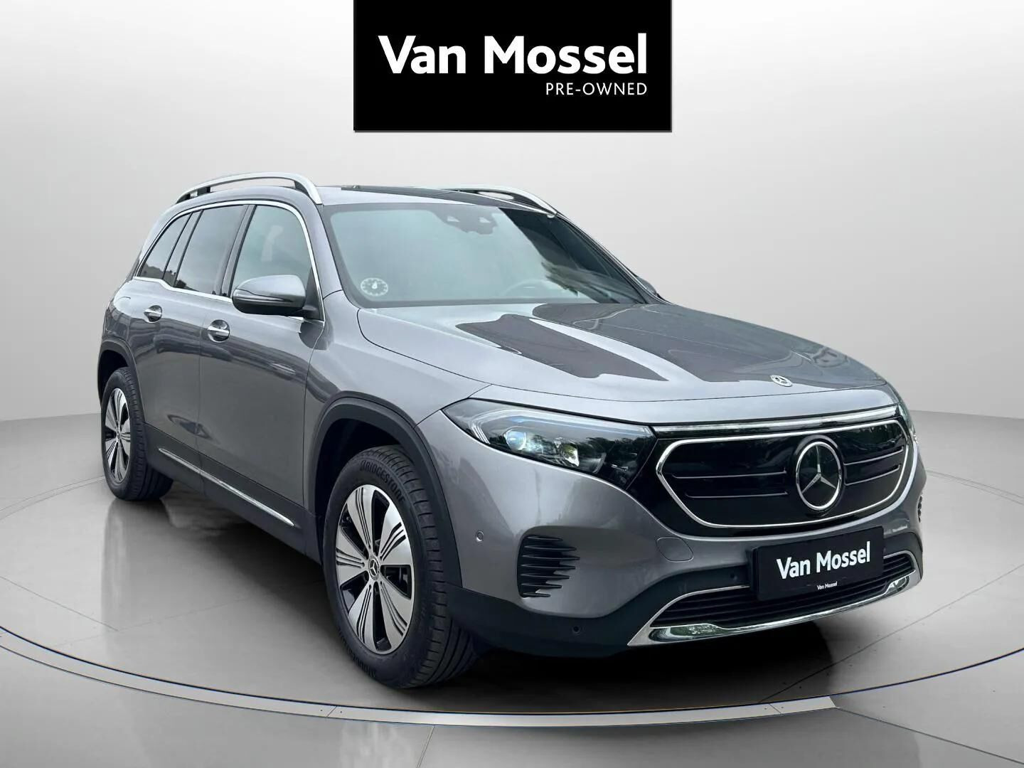 Grå Mercedes EQB250 fra 2023