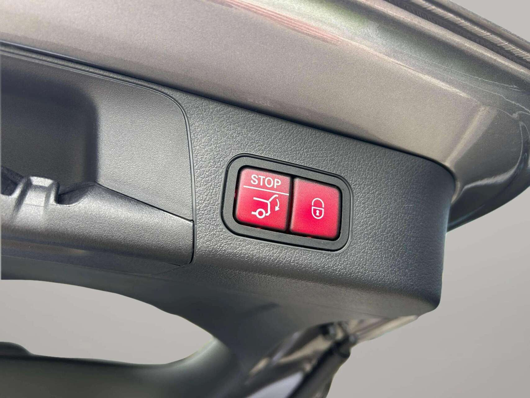 Grå Mercedes EQB250 fra 2023