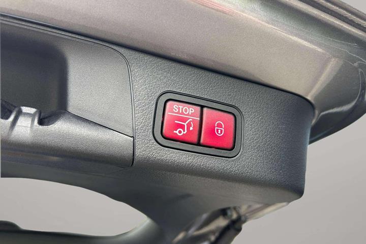 Grå Mercedes EQB250 fra 2023