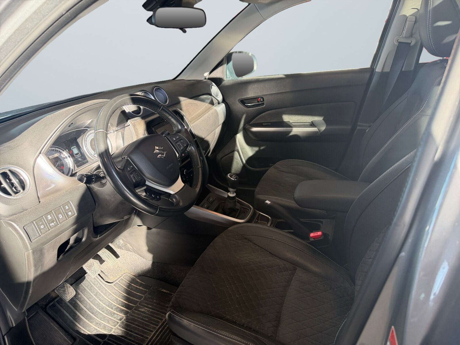 Grå Suzuki Vitara fra 2020