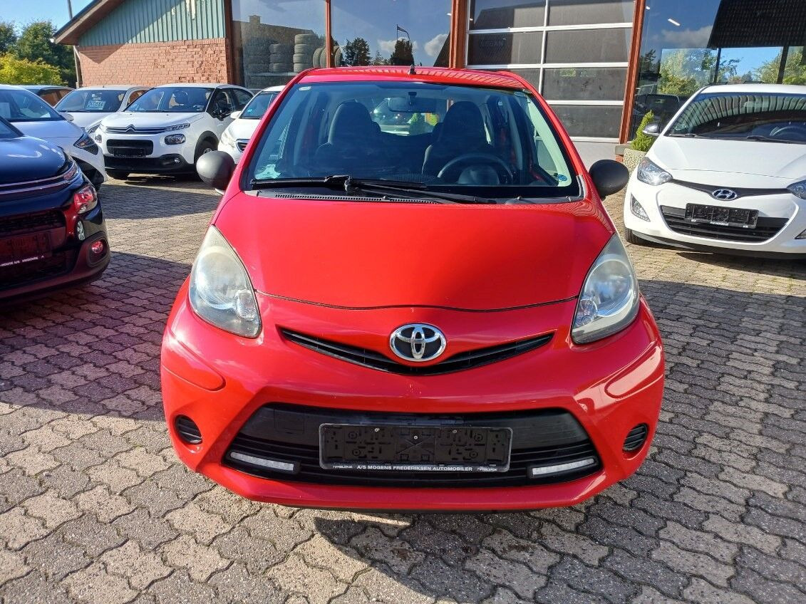 Rød Toyota Aygo fra 2012