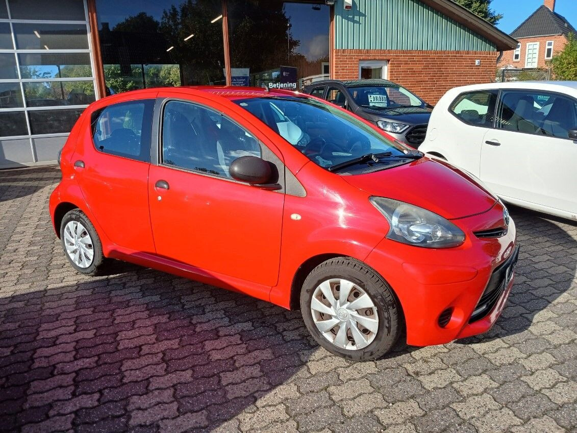 Rød Toyota Aygo fra 2012
