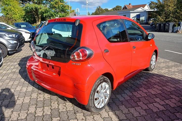 Rød Toyota Aygo fra 2012