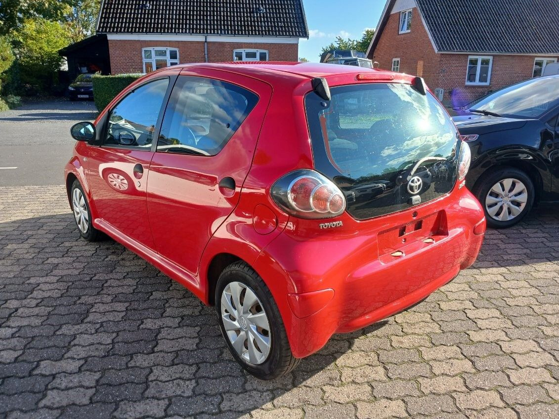 Rød Toyota Aygo fra 2012