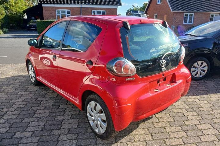 Rød Toyota Aygo fra 2012