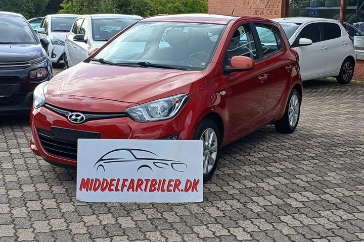 Rød Hyundai i20 fra 2013
