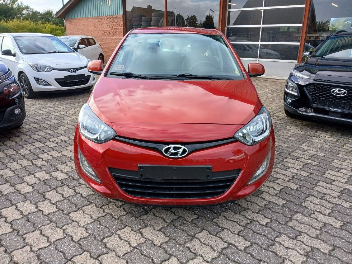 Rød Hyundai i20 fra 2013