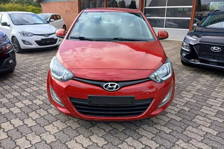 Rød Hyundai i20 fra 2013