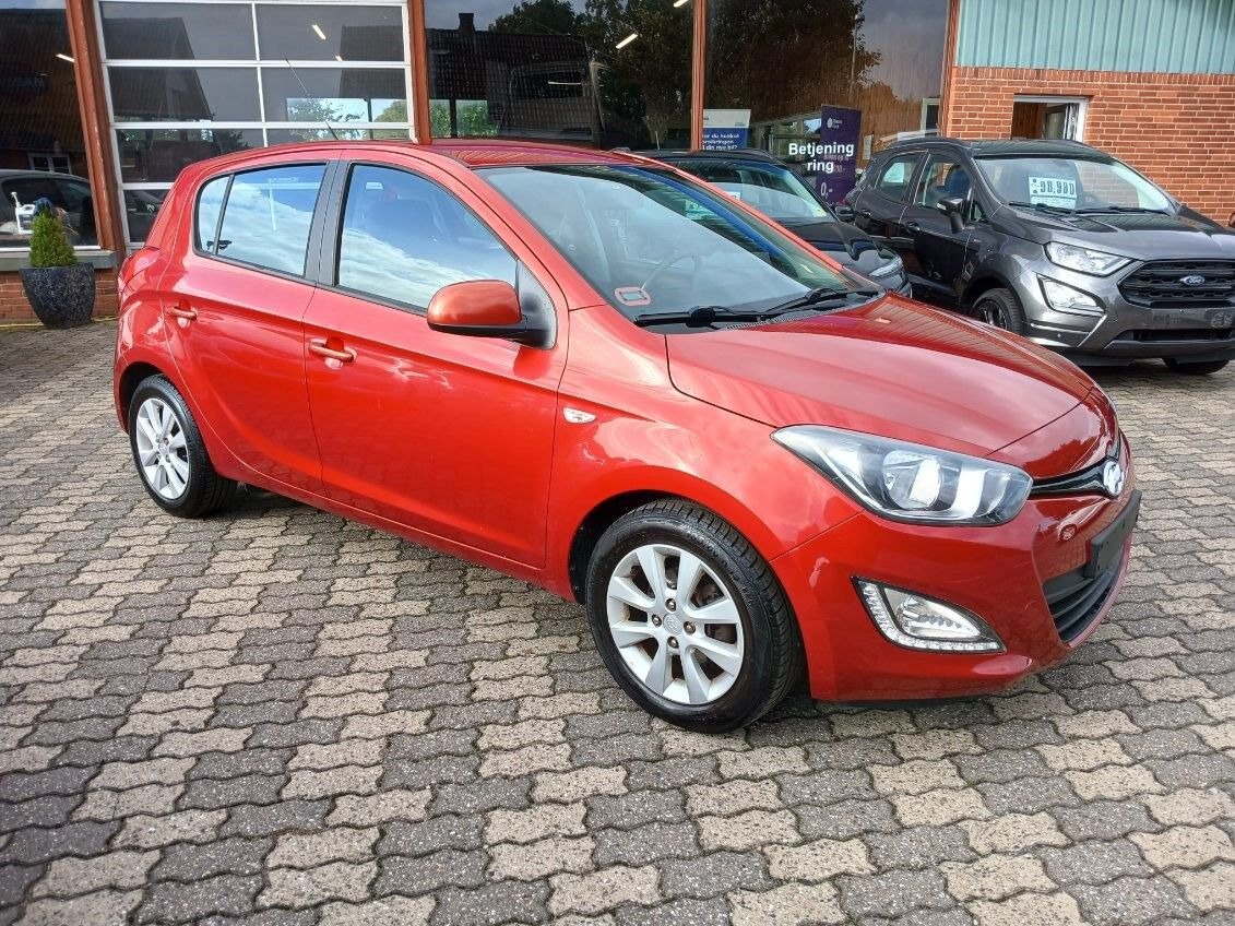 Rød Hyundai i20 fra 2013