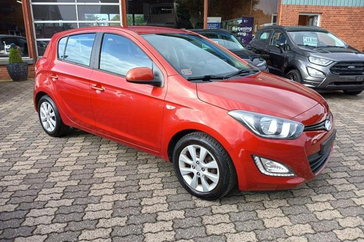 Rød Hyundai i20 fra 2013