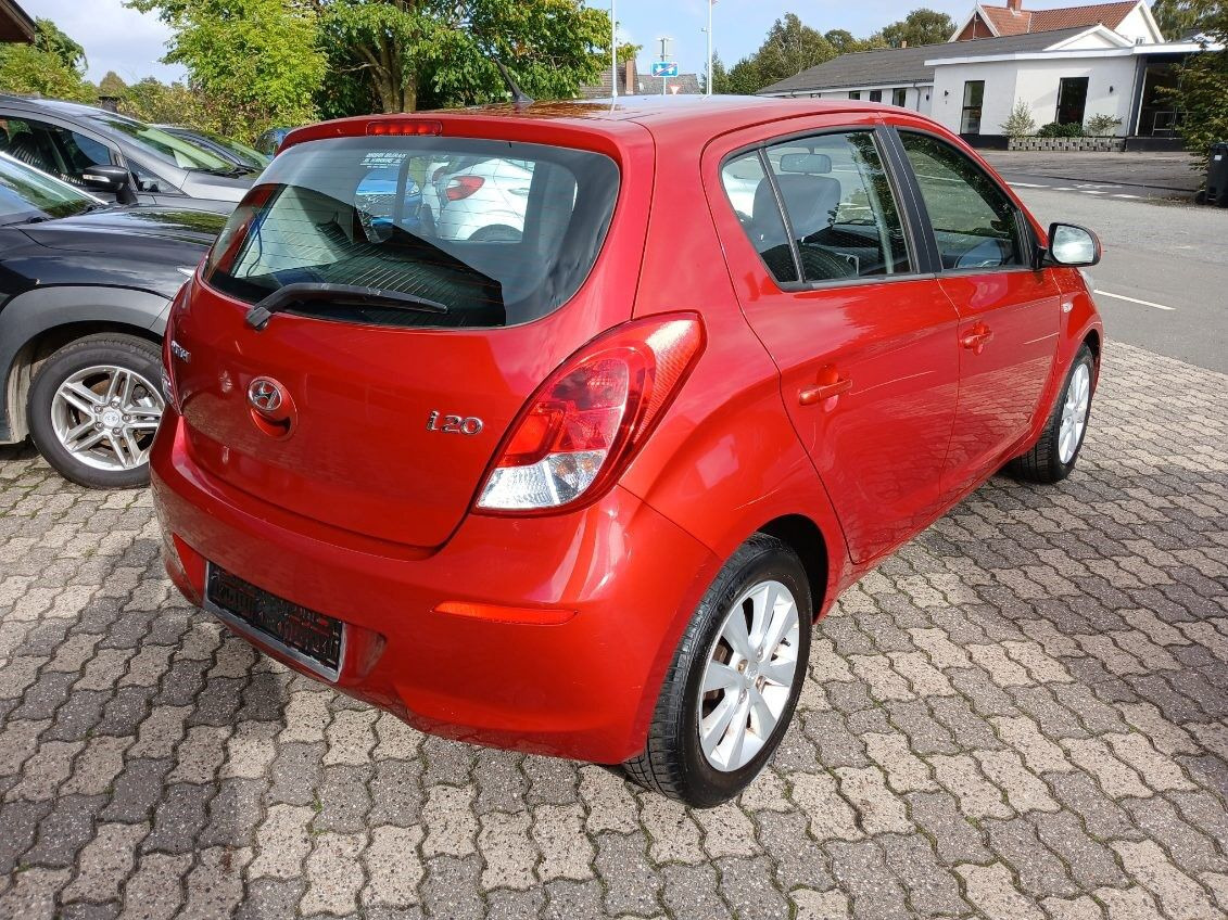Rød Hyundai i20 fra 2013