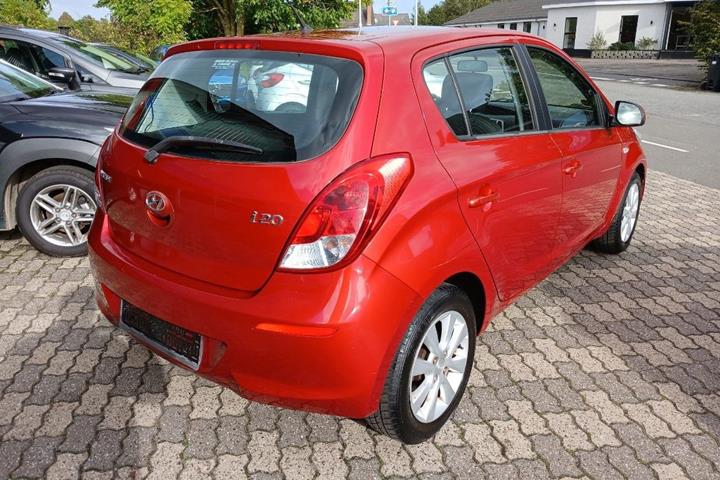 Rød Hyundai i20 fra 2013