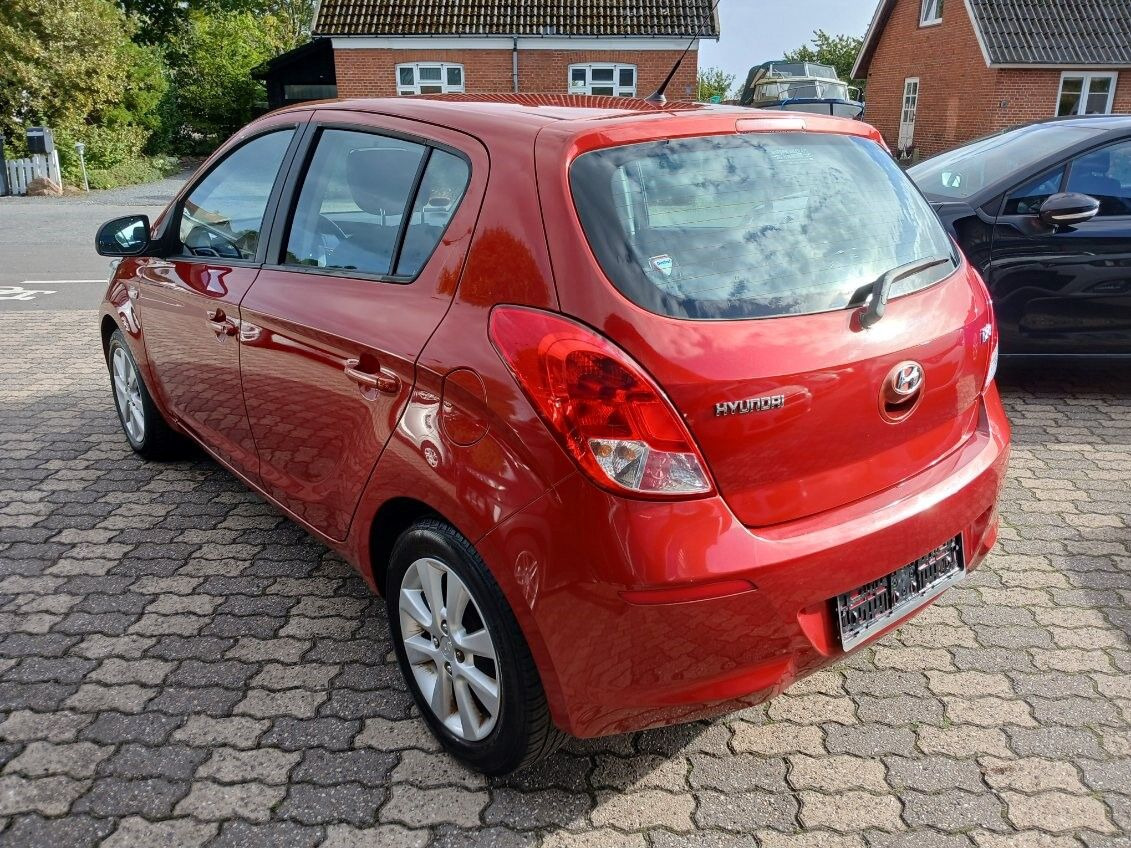 Rød Hyundai i20 fra 2013