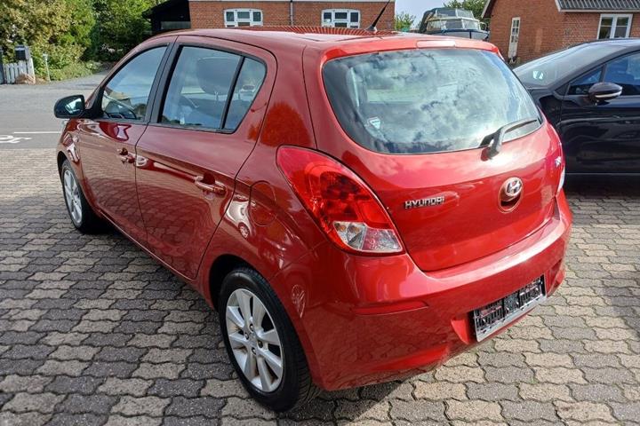 Rød Hyundai i20 fra 2013