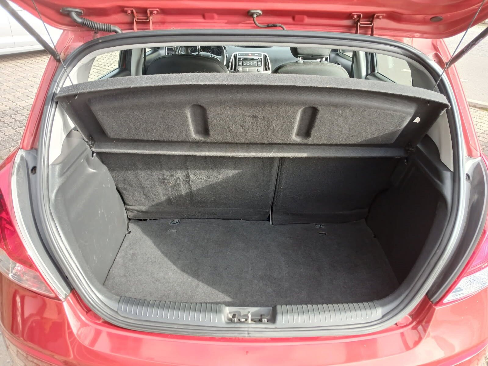 Rød Hyundai i20 fra 2013