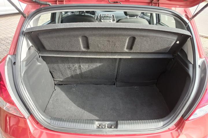 Rød Hyundai i20 fra 2013