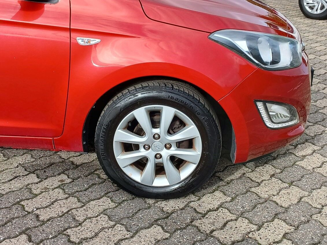 Rød Hyundai i20 fra 2013