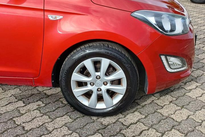 Rød Hyundai i20 fra 2013