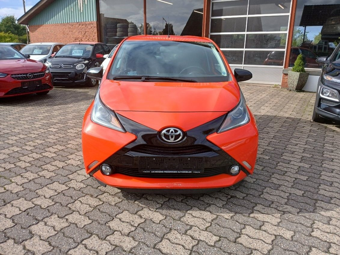Orange Toyota Aygo fra 2014