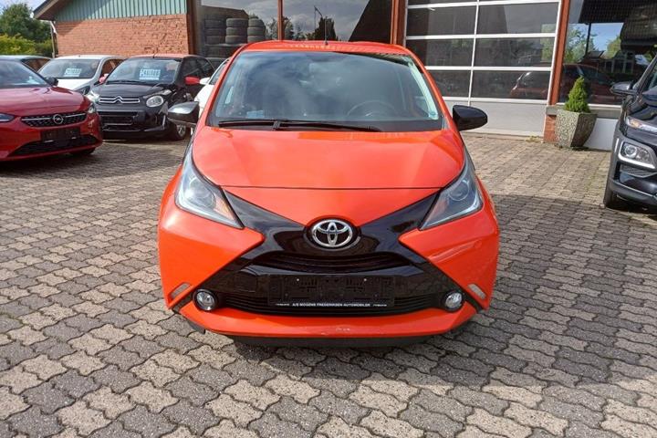 Orange Toyota Aygo fra 2014