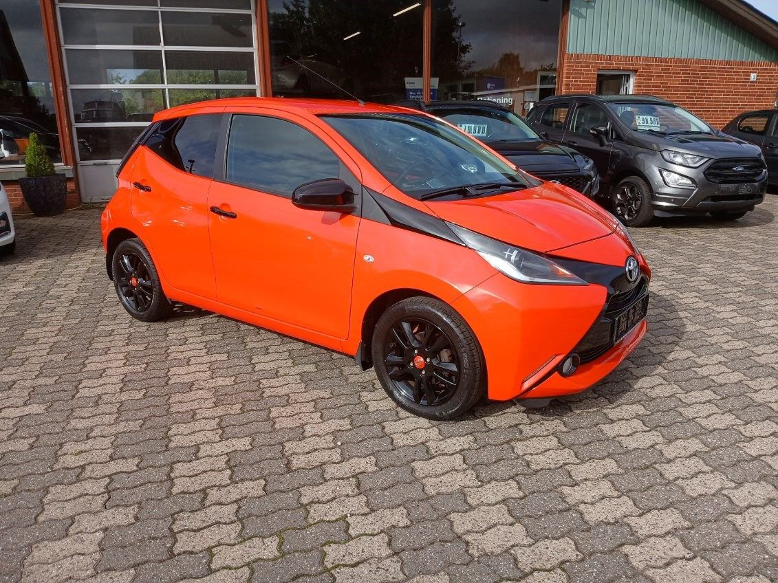 Orange Toyota Aygo fra 2014