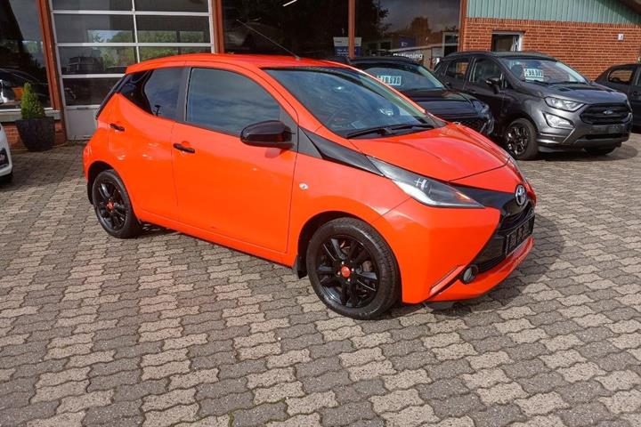 Orange Toyota Aygo fra 2014