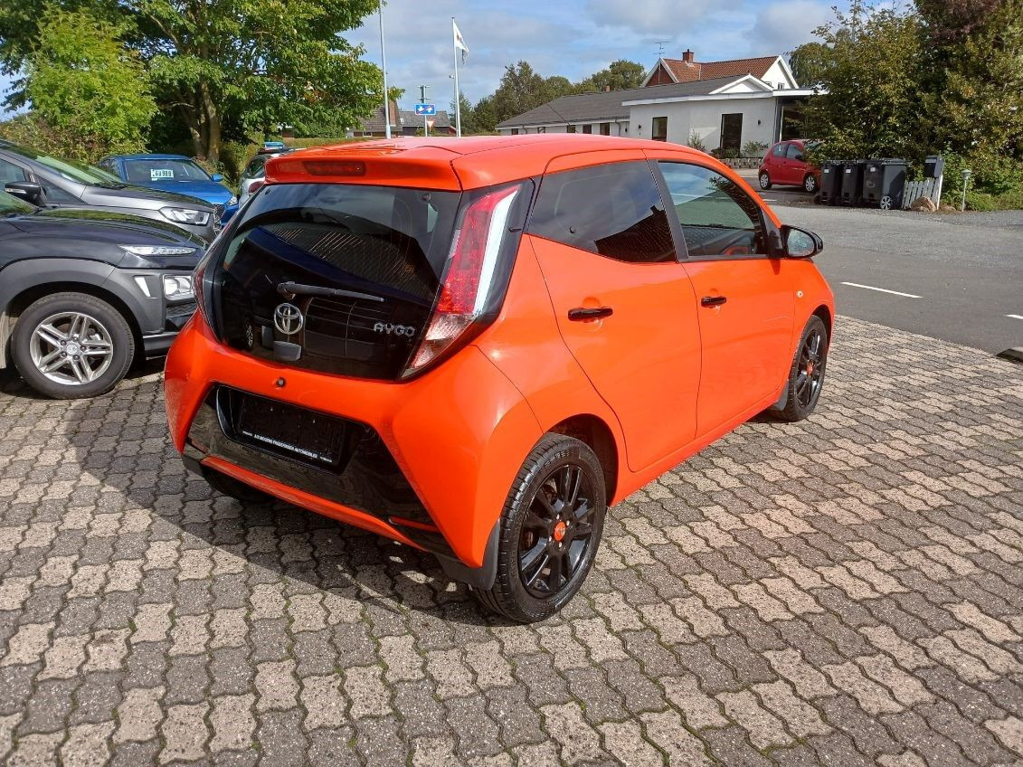 Orange Toyota Aygo fra 2014