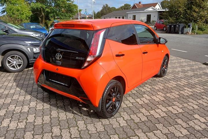 Orange Toyota Aygo fra 2014