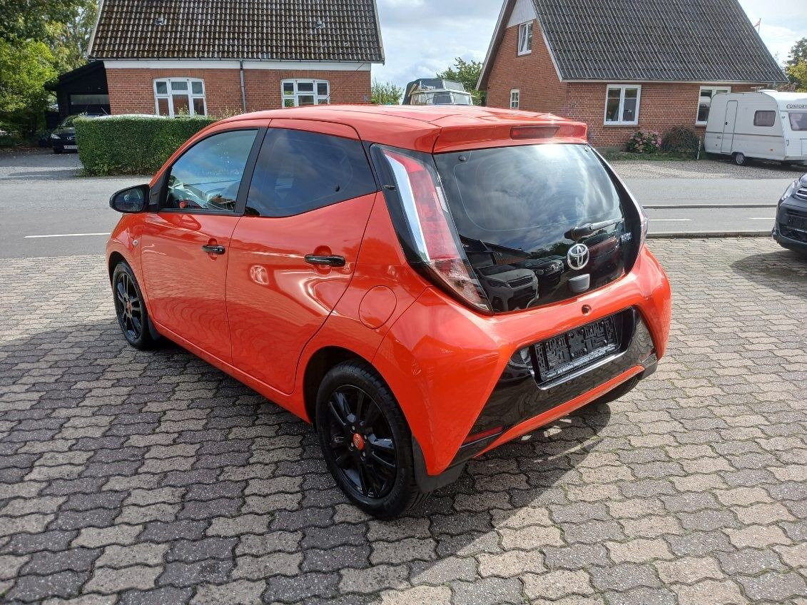 Orange Toyota Aygo fra 2014